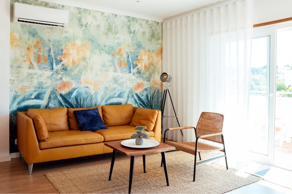 Salón con sillón color mostaza, pared en con arte