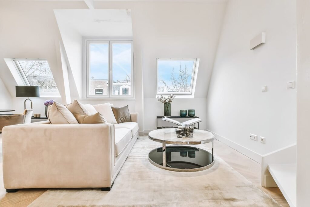 Salón con sillón iluminación natural