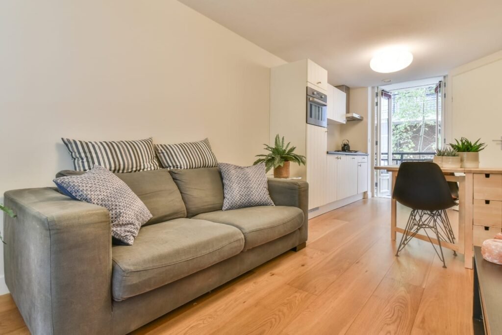 Salón impecable tras la aplicación de soluciones de limpieza profesional