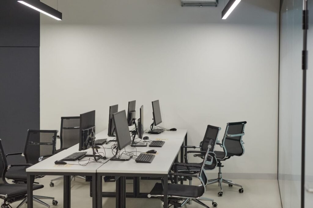 Oficina impecable tras la aplicación de soluciones de limpieza profesional